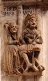 Kaiser Barbarossa (1122-1190). Steinfigur an der Säule des Innenportals.