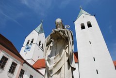 Bischof Otto (1112-1158). Statue im Innenhof des Freisinger Doms.